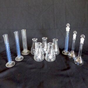 VINTAGE LOT OF 11 CHEMISTRY SCIENCE LAB MEDICAL GLASS BEAKER VIAL ODDITY